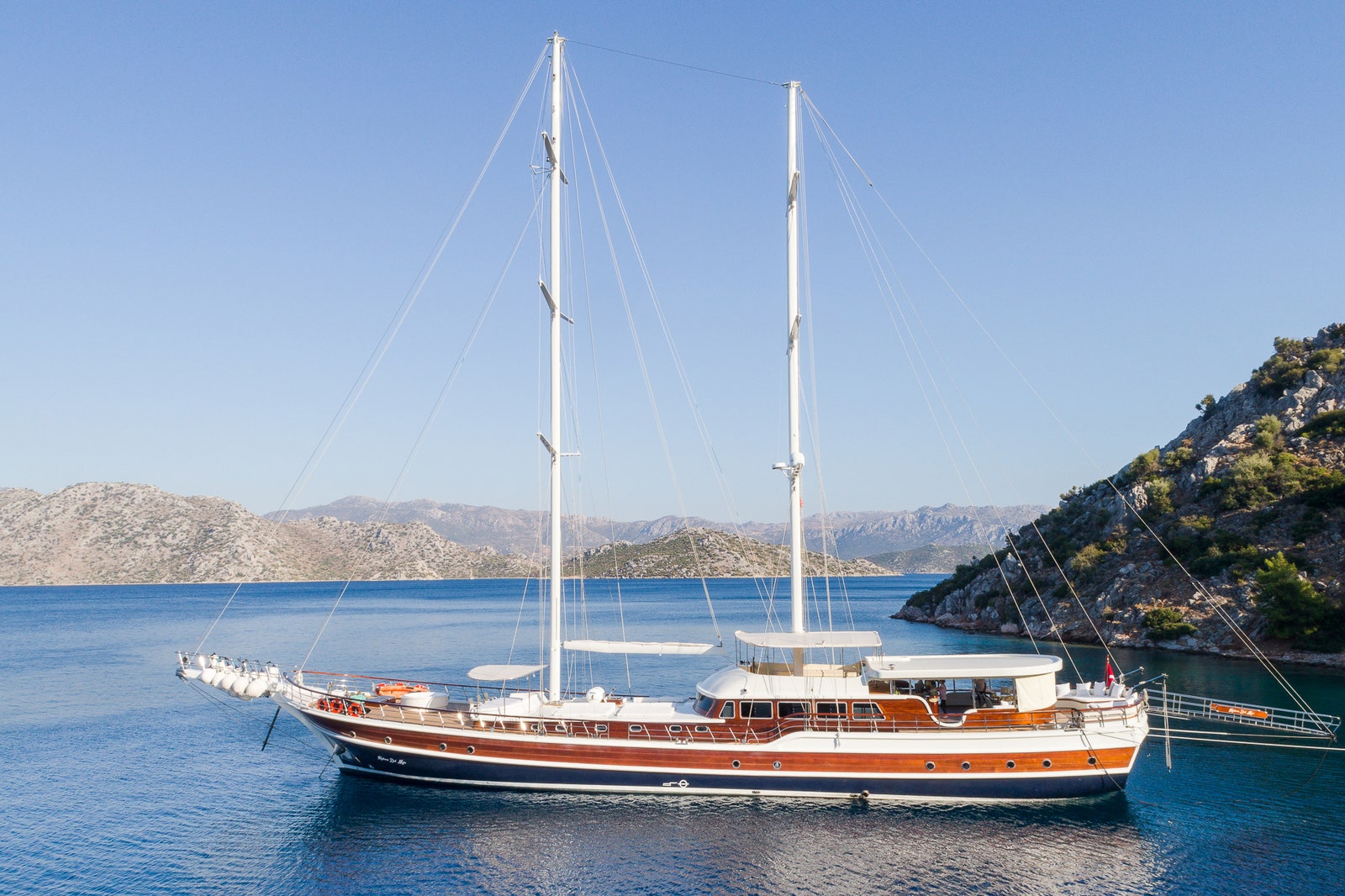 Halcon del Mar by Red Savannah Private Cruise